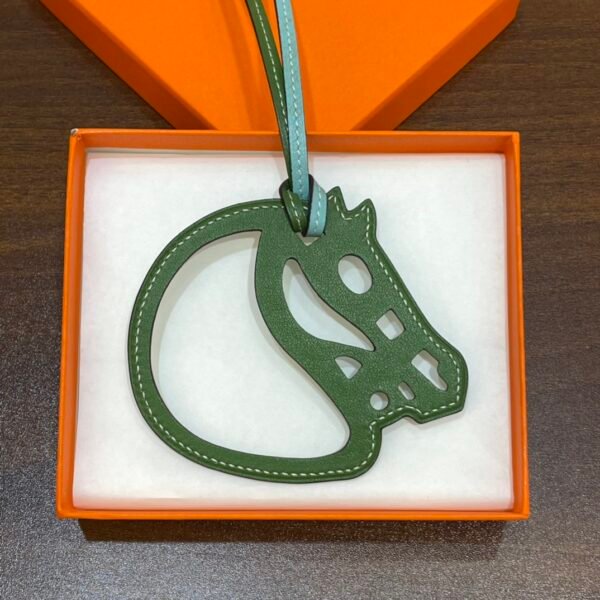Taiwan 187 Factory Blue Atoll & Vert Bengale Swift Leather Paddock Cheval Charm