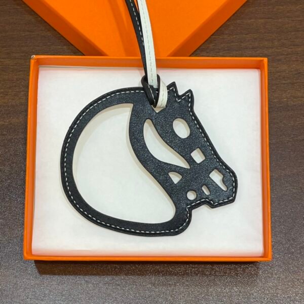 187 Factory Paddock Cheval Charm Images Swift Leather Noir & Craie