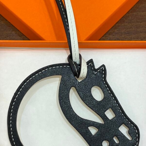 187 Factory Paddock Cheval Charm Images Swift Leather Noir & Craie