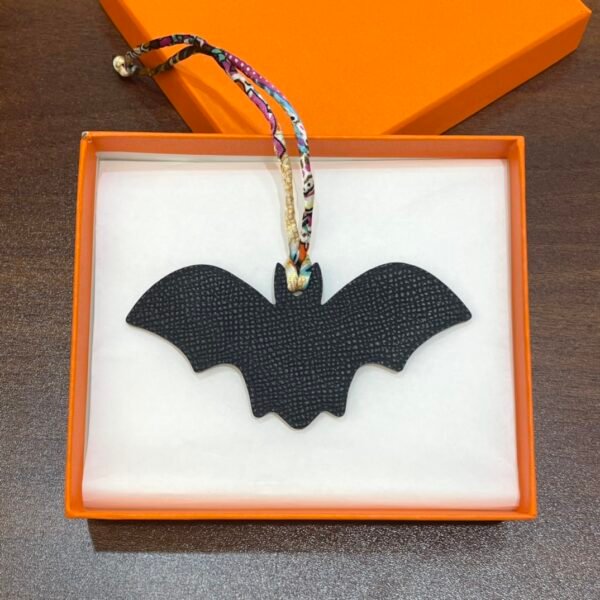 187 Factory Bag Charm Images Bat Charm Noir Epsom / Togo Violet