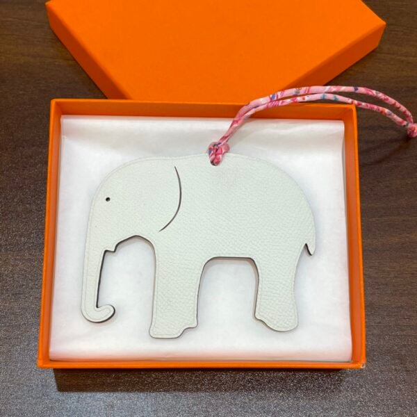 Taiwan 187 Factory Rose Sakura Epsom / Craie Togo Leather Elephant Bag Charms