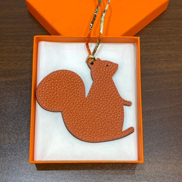 UK London 187 Factory Big Squirrel Charm Togo Feu Orange / Epsom Etoupe