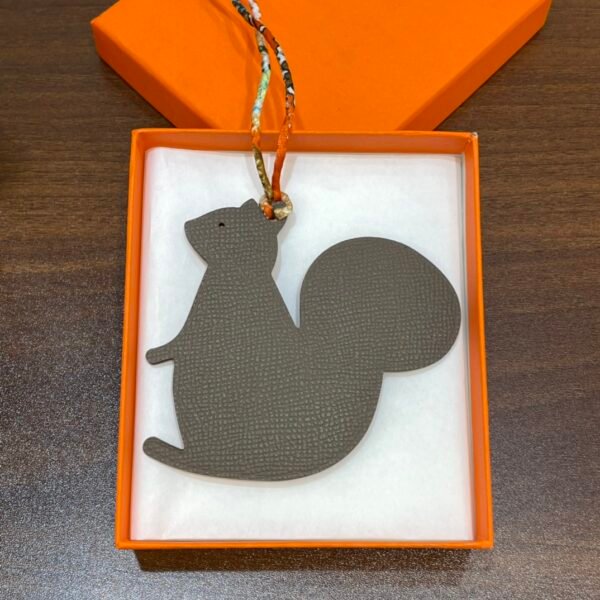 UK London 187 Factory Big Squirrel Charm Togo Feu Orange / Epsom Etoupe