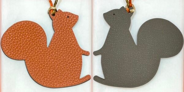 UK London 187 Factory Big Squirrel Charm Togo Feu Orange / Epsom Etoupe