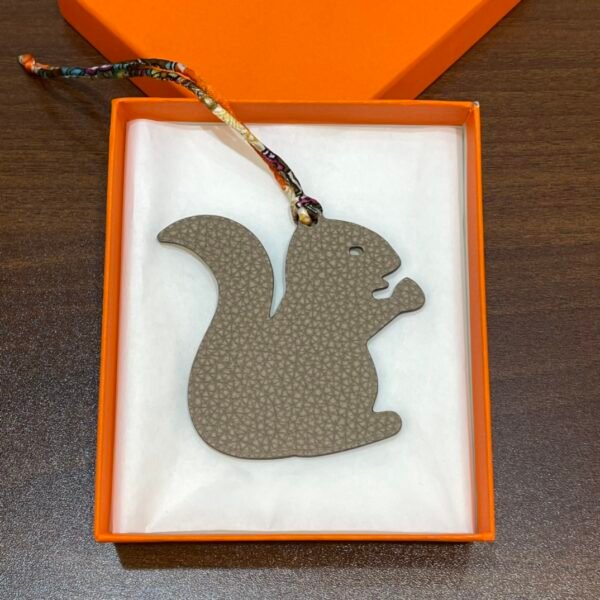 Hong Kong 187 Factory Small Squirrel Charm Togo Gris Tourterelle / Epsom Vert Criquet