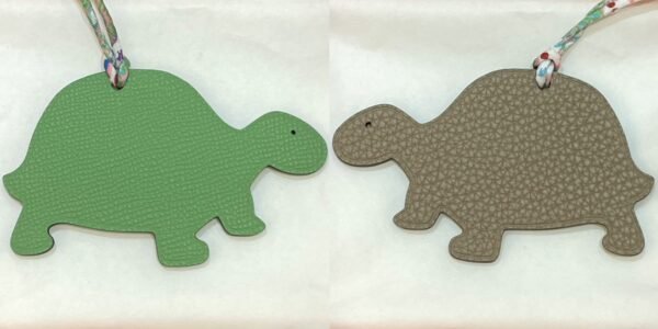 187 Factory Turtle Charms Images Vert Criquet Epsom Leather / Gris Tourterelle Togo Leather