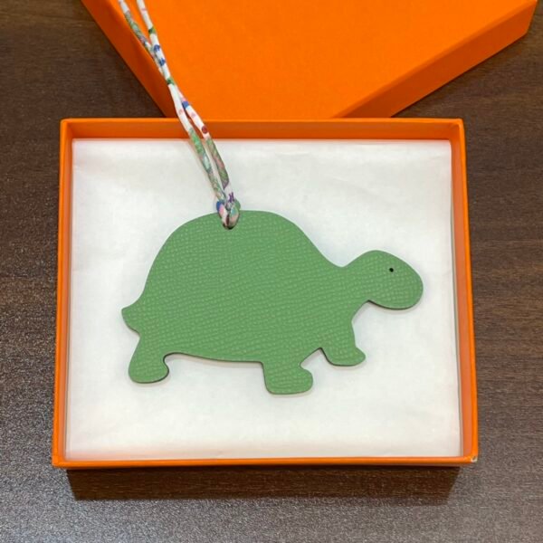 187 Factory Turtle Charms Images Vert Criquet Epsom Leather / Gris Tourterelle Togo Leather