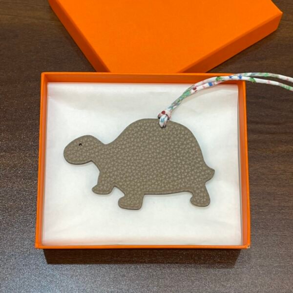 187 Factory Turtle Charms Images Vert Criquet Epsom Leather / Gris Tourterelle Togo Leather