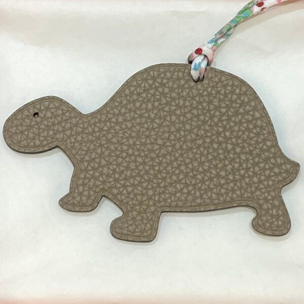 187 Factory Turtle Charms Images Vert Criquet Epsom Leather / Gris Tourterelle Togo Leather