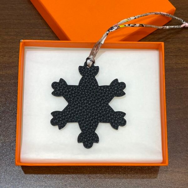187 Factory Bag Charms Images Epsom Craie / Togo Noir Snowflake Charm