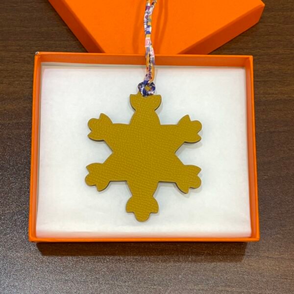 187 Factory Snowflake Charm Images Epsom Jaune D’or / Togo Blue Lin