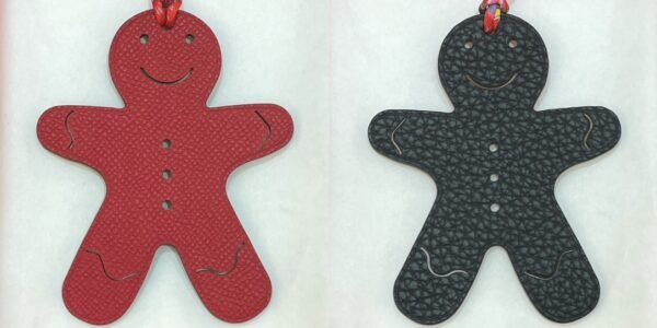 Gingerbread Man Charm Epsom Rouge Casaque / Togo Noir