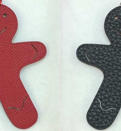 Gingerbread Man Charm Epsom Rouge Casaque / Togo Noir