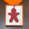 Gingerbread Man Charm Epsom Rouge Casaque / Togo Noir