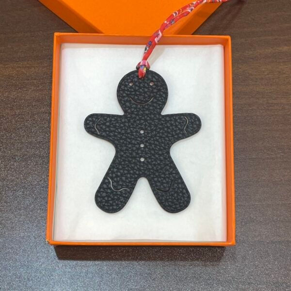 Gingerbread Man Charm Epsom Rouge Casaque / Togo Noir