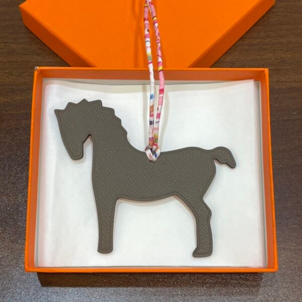 UK London Pony Charm Rose Sakura Togo / Etoupe Epsom Leather