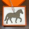 USA Washington Stepping Horse Charm Gris Tourterelle Togo Leather / Vert Criquet Epsom Leather