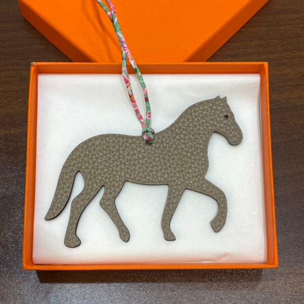 USA Washington Stepping Horse Charm Gris Tourterelle Togo Leather / Vert Criquet Epsom Leather