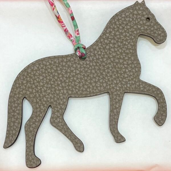 USA Washington Stepping Horse Charm Gris Tourterelle Togo Leather / Vert Criquet Epsom Leather