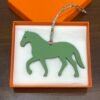 USA Washington Stepping Horse Charm Gris Tourterelle Togo Leather / Vert Criquet Epsom Leather