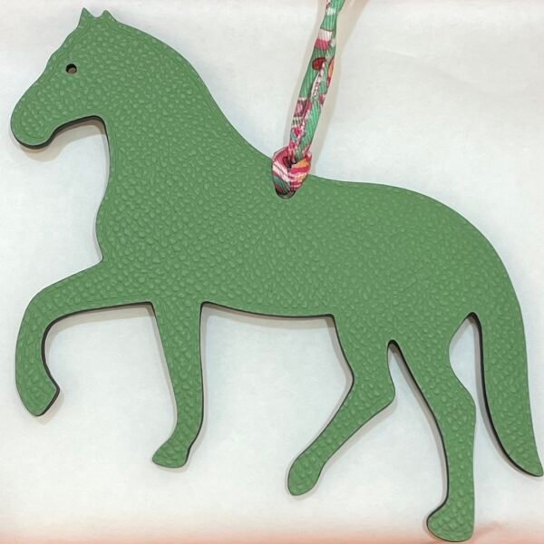 USA Washington Stepping Horse Charm Gris Tourterelle Togo Leather / Vert Criquet Epsom Leather