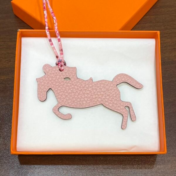 New Arrival Knight Horse Charm Epsom Craie / Togo Rose Eglantine