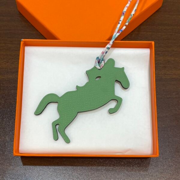 UK London Knight Horse Charm Vert Criquet Epsom Leather /Gris Tourterelle Togo Leather