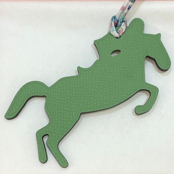 UK London Knight Horse Charm Vert Criquet Epsom Leather /Gris Tourterelle Togo Leather