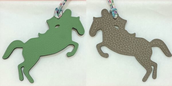 UK London Knight Horse Charm Vert Criquet Epsom Leather /Gris Tourterelle Togo Leather