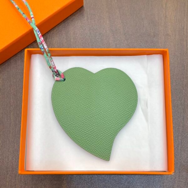 Australia Canberra 187 Factory Vert Criquet Epsom / Gris Tourterelle Togo Heart Charms