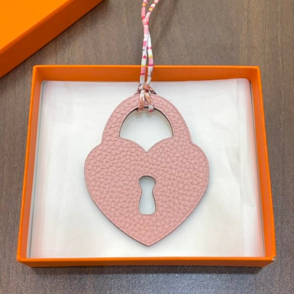 187 Factory Love Lock Charm Craie Epsom Leather / Rose Eglantine Togo Leather