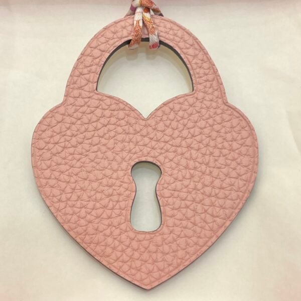 187 Factory Love Lock Charm Craie Epsom Leather / Rose Eglantine Togo Leather