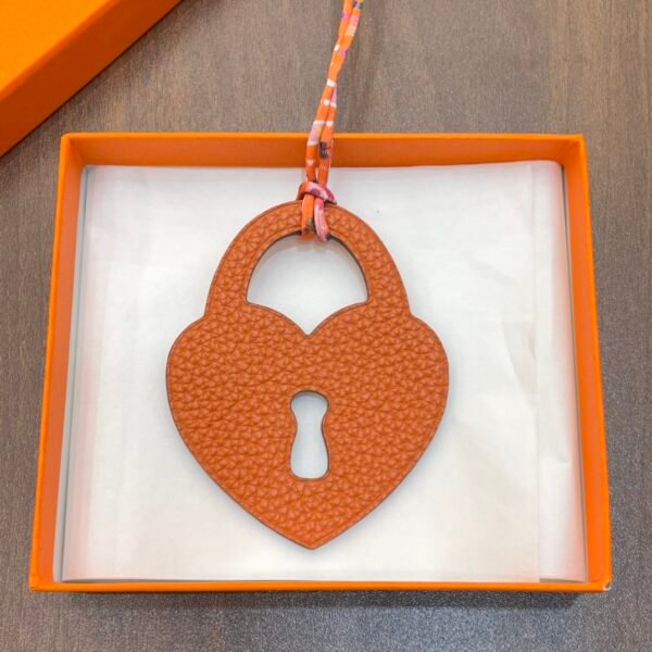 Canada Ottawa 187 Factory Love Lock Charm Rouge Casaque Epsom / Orange Togo Leather