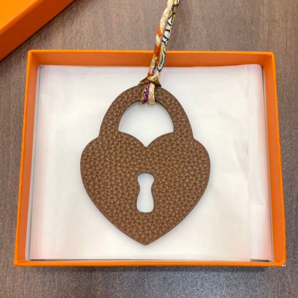 Canada Toronto 187 Factory Love Lock Charm Violet Epsom Leather / Gold Togo Leather