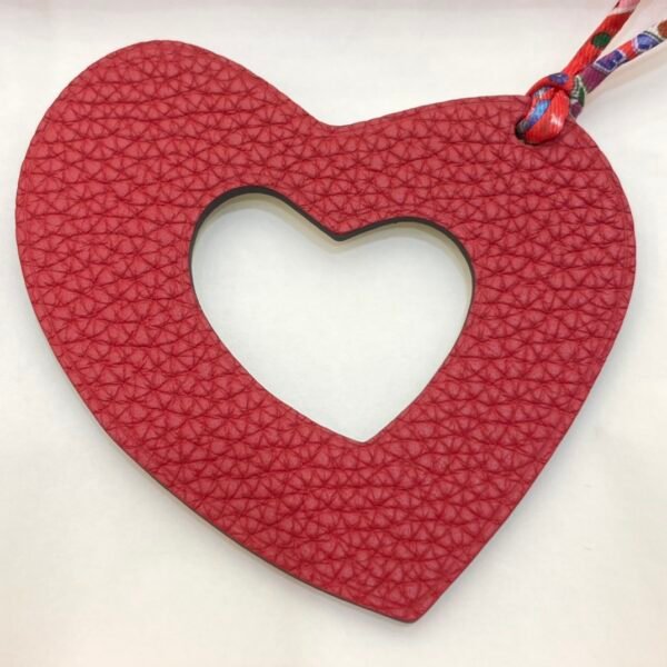 187 Factory Charm Images Hollow Heart Charm Togo Rouge Casaque / Epsom Craie